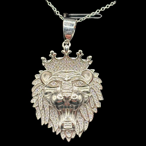 Sterling Silver Lion Head Pendant with Crown - Picture 1 of 2
